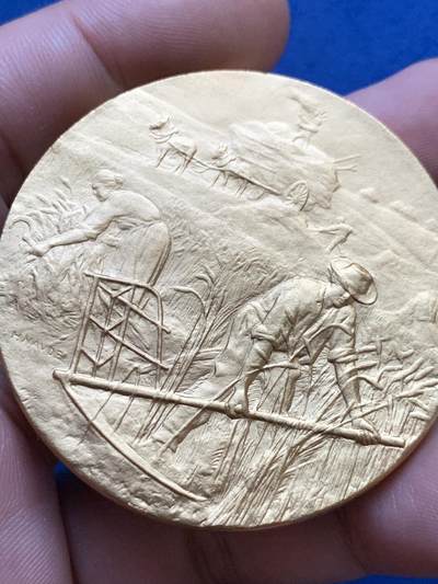 《竞宝斋》第424场 周日，周一，周二  3场连拍 （全场包邮） 法国卢瓦雷省蒙塔日市农业镀金铜章 农作细节丰富 51.2克 50mm 带盒 镀金保存很好