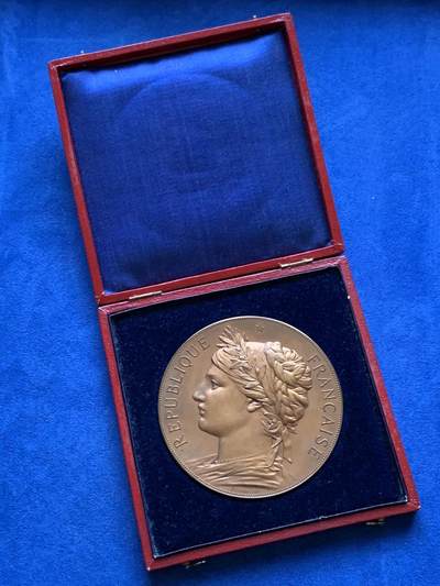 《竞宝斋》第424场 周日，周一，周二  3场连拍 （全场包邮） 名家J.C.chaplain1884年作品 法国宪法法律国民议会纪念大铜章 带原盒 168.9克 72.6mm 丰饶角铜标