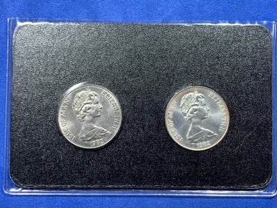 《竞宝斋》第424场 周日，周一，周二  3场连拍 （全场包邮） 马恩岛1982年西班牙世界杯克朗型纪念币一对 其中一枚是银币（925银，28.28克）