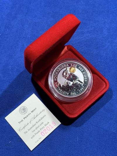 《竞宝斋》第424场 周日，周一，周二  3场连拍 （全场包邮） 澳大利亚 1997年 笑翠鸟 熊猫镶嵌银币 含纯银1盎司999银，镶嵌部分重0.5克黄金，发行1.5万枚，为上海国际钱币展而发行