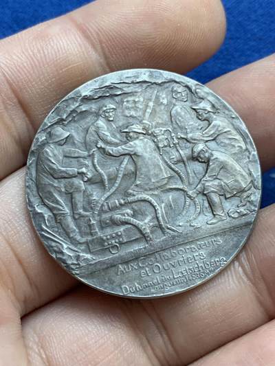 《竞宝斋》第424场 周日，周一，周二  3场连拍 （全场包邮） 名家René Grégoire作品 瑞士1911年勒奇山隧道贯通纪念银章 17.5克 36mm 带原盒  勒奇山铁路隧道（Lötschberg Tunnel）是瑞士阿尔卑斯山区的重要铁路工程，连接伯尔尼州（Bern）和瓦莱州（Valais），全长14.6公里。该隧道于1906年动工，1911年贯通，1913年正式通车，是20世纪初欧洲最艰巨的铁路工程之一，标志着瑞士铁路网的重要扩展。勒奇山隧道至今