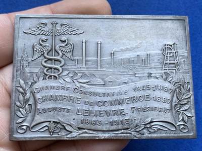 《竞宝斋》第424场 周日，周一，周二  3场连拍 （全场包邮） 法国皮埃尔商会欧洲矿业与铸造纪念镀银铜章 纪念奥古斯特·勒列夫尔主席50周年诞辰 90.9克 50.5*71mm 正方形铜标 原装包装盒保存 缪泽勒目录编号18/115 F