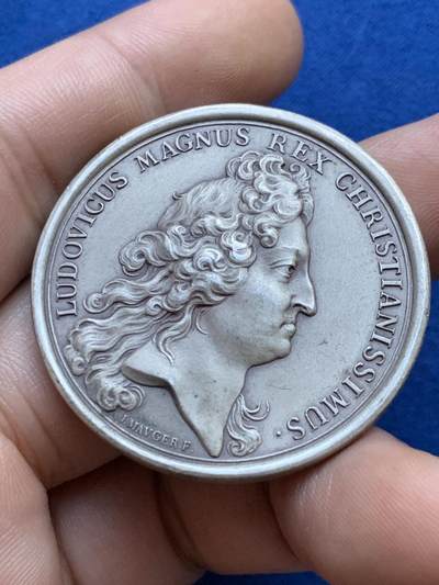 《竞宝斋》第424场 周日，周一，周二  3场连拍 （全场包邮） 法国殖民时期加拿大魁北克解放战役纪念银章 应该是1880后铸造 具体不详 丰饶角银标 38.1克 41.1mm 带盒 细节见图