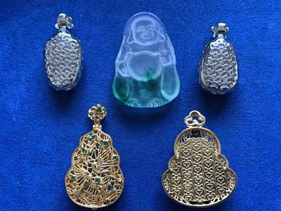《竞宝斋》第424场 周日，周一，周二  3场连拍 （全场包邮） 5枚翡翠玉石镶嵌吊坠，镶嵌物属于合金，总重量约46克，品种细节自辨。