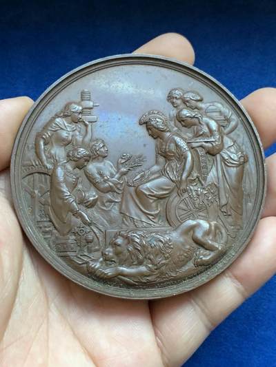 《竞宝斋》第424场 周日，周一，周二  3场连拍 （全场包邮） 1862年英国肯辛顿世博会纪念大铜章 Wyon设计 207.1克 76.2mm