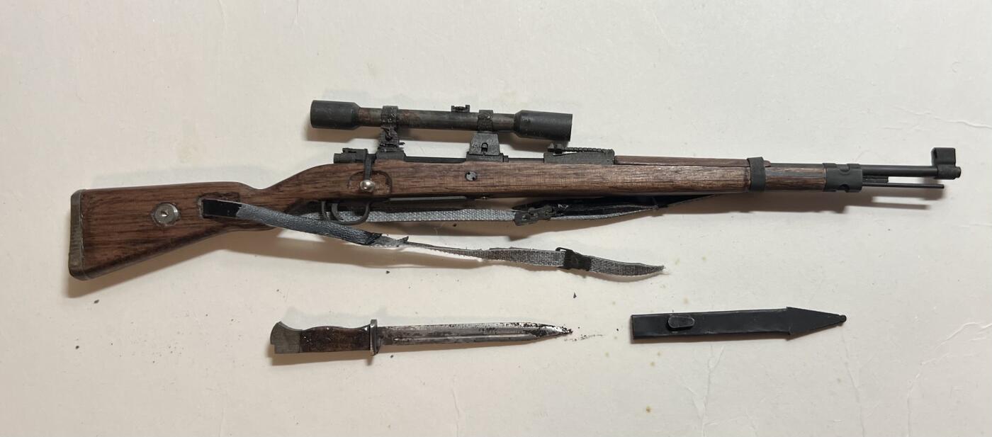 零元拍：钛金 1/6 金属与木制 WWII 98K狙击步枪 模型。瑕疵描述：抢带老化，其他全新。