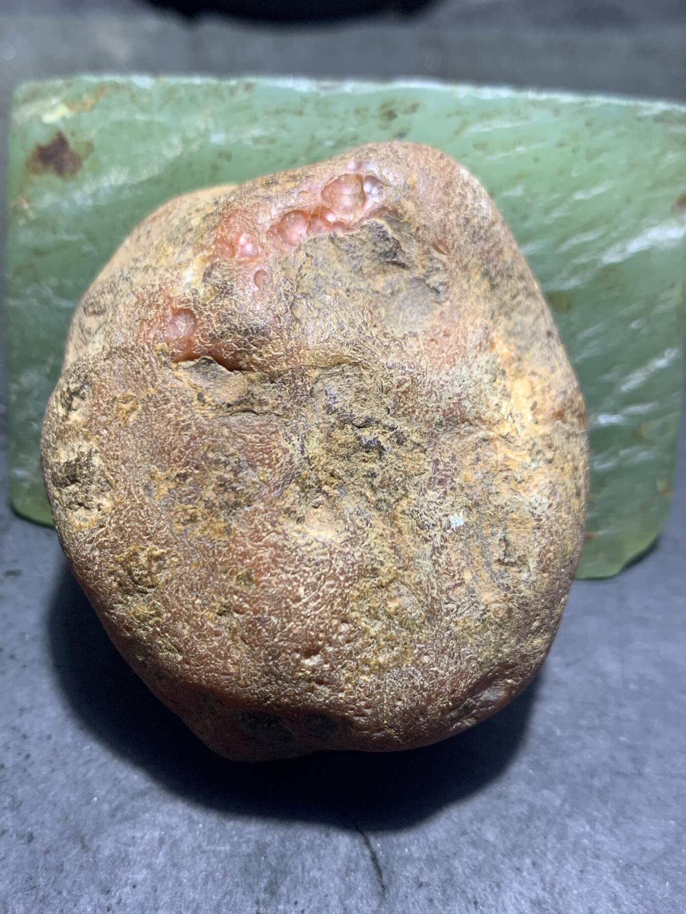 精美红皮红冻开窗料南红玛瑙原石一颗，