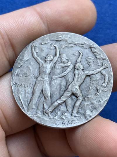 《竞宝斋》第424场 周日，周一，周二  3场连拍 （全场包邮） 名家René Grégoire作品 瑞士1911年勒奇山隧道贯通纪念银章 17.5克 36mm 带原盒  勒奇山铁路隧道（Lötschberg Tunnel）是瑞士阿尔卑斯山区的重要铁路工程，连接伯尔尼州（Bern）和瓦莱州（Valais），全长14.6公里。该隧道于1906年动工，1911年贯通，1913年正式通车，是20世纪初欧洲最艰巨的铁路工程之一，标志着瑞士铁路网的重要扩展。勒奇山隧道至今