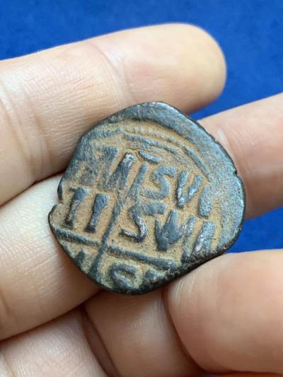 《竞宝斋》第424场 周日，周一，周二  3场连拍 （全场包邮） 拜占庭.匿名富力铜币，匿名B类铜富力压印于A类铜富力之上  ，此类10-11世纪匿名币为君士坦丁七世改革后陆续发行的富力铜币，此枚B类通常基督像钱币形制特征一般归类为罗曼努斯三世公元1028-1034年时期打制。面：耶 稣 半身像，君士坦丁堡打制。数据约：12.5克，27.2毫米。原状态沙漠坑，难得未清洗，整体保存较同类而言不错。细节见图