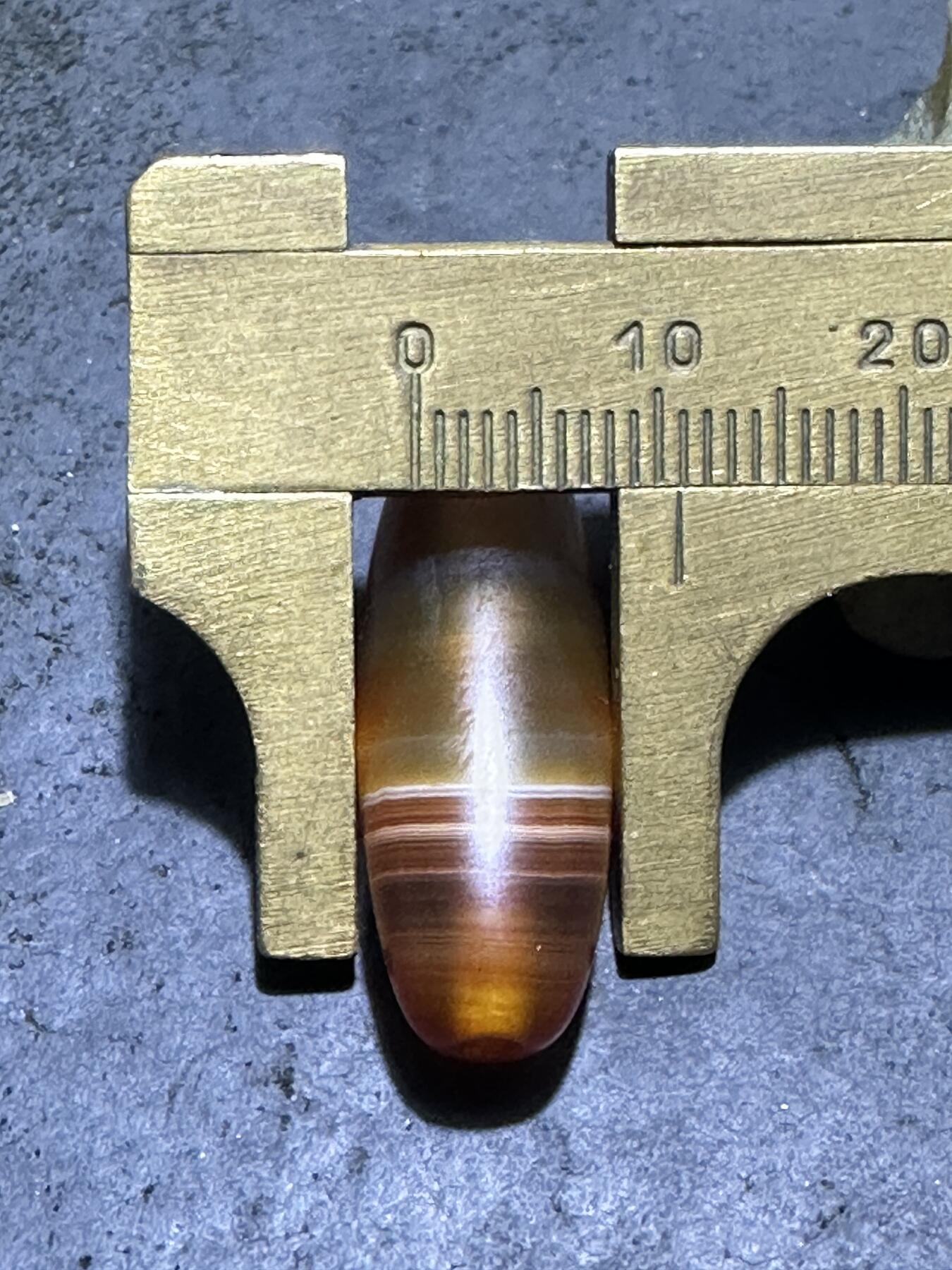 精美亚光高玉化红白双色千层纹缠丝玛瑙桶珠一颗，