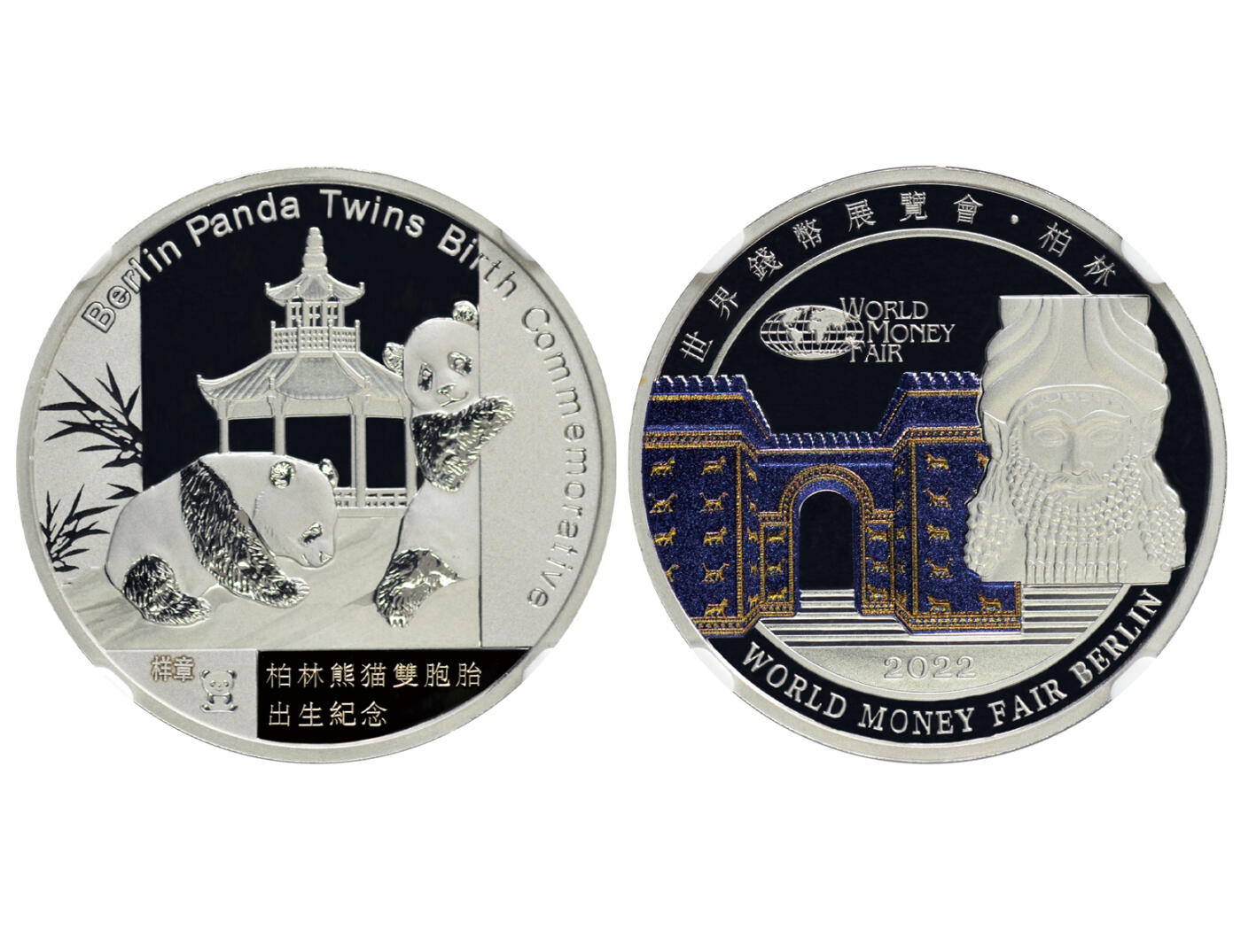 冠军2025年11月29日澳门拍卖 2022年柏林世界錢幣展覽會熊貓紀念章，1oz鉑金樣章，成色99.9%，直徑32mm，鑄造量5枚，NGC PF 69 ULTRA CAMEO，設計師余敏親筆簽名版標籤，極為珍稀