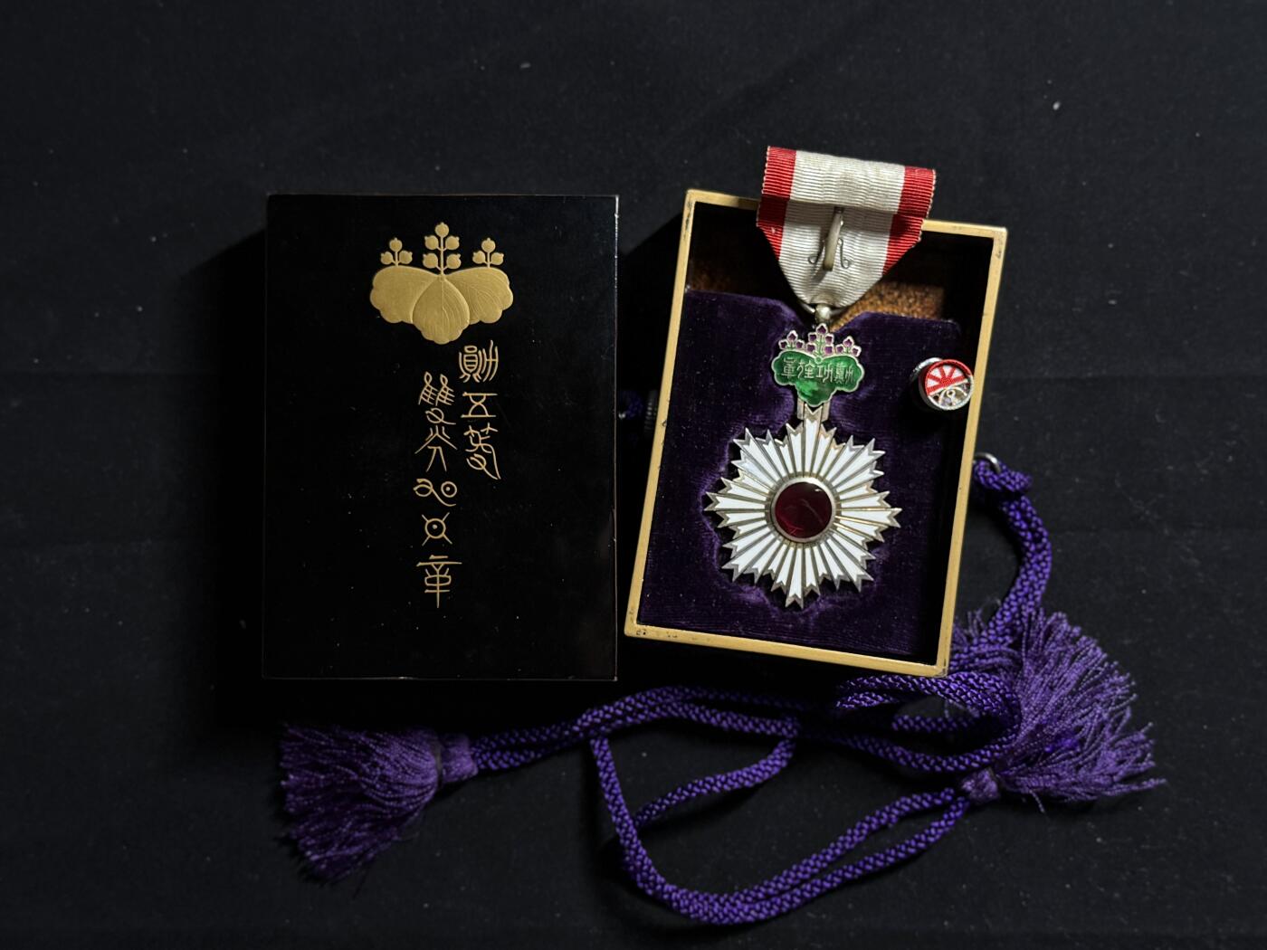 双节同庆！铭记历史！以史为鉴！戎马世界章牌大赏第106期 勋五等旭日章，外事版（用于外授，非常少见），明治末至大正早期，带旭日瑞宝双拼勋略，背面左上白色珐琅有修补