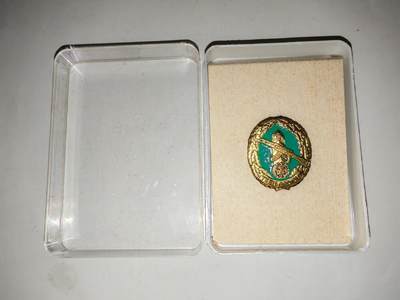 韵星假日拍卖第二十六期 -- Rimey Holidays Auction 26 - 民主德国优秀边防成员证章 带原盒