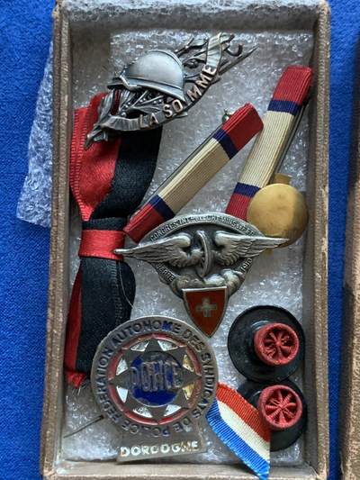 《竞宝斋》第424场 周日，周一，周二  3场连拍 （全场包邮） 法国军功章一组 总重约22.2克 品种细节见图