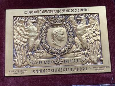 《竞宝斋》第424场 周日，周一，周二  3场连拍 （全场包邮） 法兰西荣誉军团博物馆纪念镀金超大铜章 约1925年铸造 256.8克 66*100mm 三角边铭 带原盒 本品为荣誉军团博物馆特别制作，融合拿破仑帝国象征元素，纪念1802年荣誉军团创立。雄鹰与皇冠