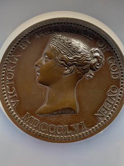 《竞宝斋》第424场 周日，周一，周二  3场连拍 （全场包邮） NGC MS62BN 英国1856年维多利亚科学艺术奖章 大铜章 加大加厚盒