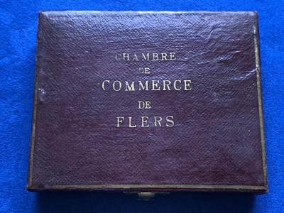 《竞宝斋》第424场 周日，周一，周二  3场连拍 （全场包邮） 法国皮埃尔商会欧洲矿业与铸造纪念镀银铜章 纪念奥古斯特·勒列夫尔主席50周年诞辰 90.9克 50.5*71mm 正方形铜标 原装包装盒保存 缪泽勒目录编号18/115 F