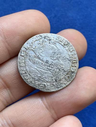 《竞宝斋》第424场 周日，周一，周二  3场连拍 （全场包邮） 1625年波兰立陶宛联邦6格罗申银币，正面：西吉斯蒙德三世右侧面肖像。SIG.III.D.G.REX.POL.MDL  译文：西吉斯蒙德三世，蒙神之恩典，波兰国王，立陶宛大公。背面：左上角1625年份，中间为波兰鹰徽、立陶宛维提斯骑士徽，瑞典瓦萨王朝纹章。数据约：3.67克，25毫米。细节见图