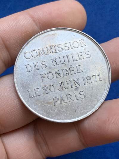 《竞宝斋》第424场 周日，周一，周二  3场连拍 （全场包邮） 法国巴黎油业委员会纪念银章，半裸女神手持蛇杖坐在油桶上，丰饶角AR，20.7克，38mm