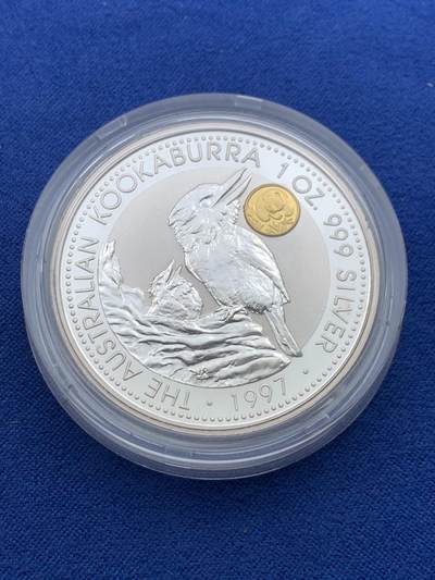 《竞宝斋》第424场 周日，周一，周二  3场连拍 （全场包邮） 澳大利亚 1997年 笑翠鸟 熊猫镶嵌银币 含纯银1盎司999银，镶嵌部分重0.5克黄金，发行1.5万枚，为上海国际钱币展而发行