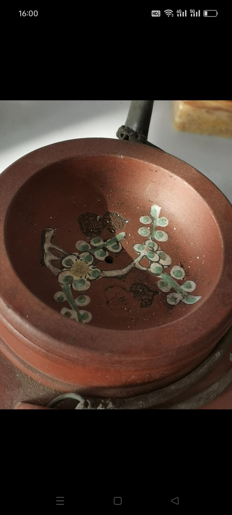 清代狮子图案紫砂壶一个，画工精致漂亮，有爆皮无冲线，品相良好如图