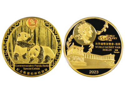 冠军2025年11月29日澳门拍卖 - 2023年柏林世界錢幣展覽會熊貓紀念章，50g金樣章，成色99.9%，直徑40mm，鑄造量5枚，NGC PF 70 ULTRA CAMEO，設計師余敏親筆簽名版標籤，極為珍稀