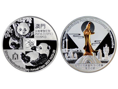 冠军2025年11月29日澳门拍卖 - 2023年澳門錢幣學會年會熊貓紀念章，1oz鉑金樣章，成色99.9%，直徑32mm，鑄造量5枚，NGC PF 70 ULTRA CAMEO，設計師余敏親筆簽名版標籤，極為珍稀