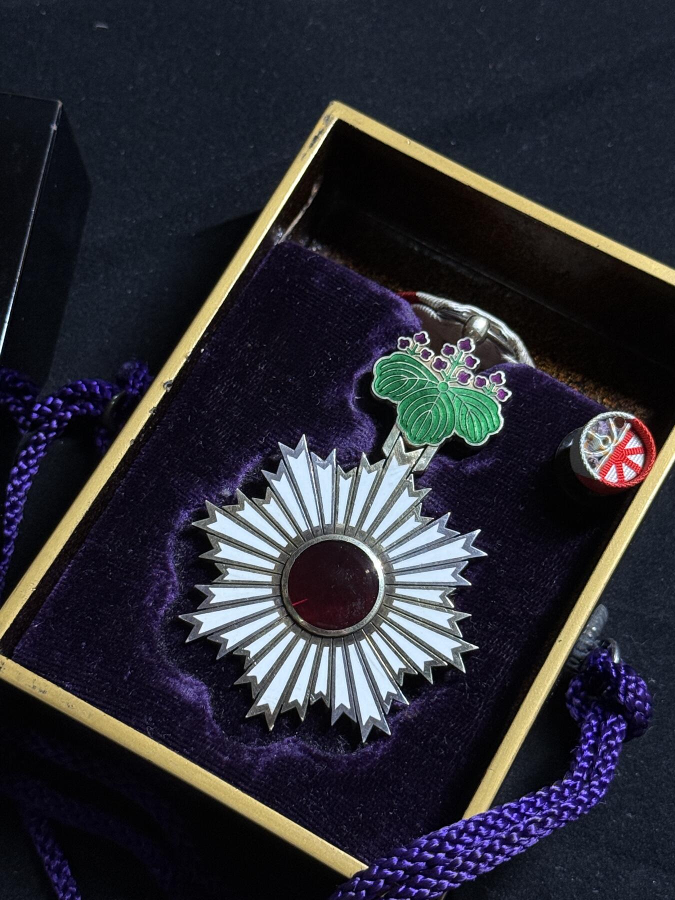 双节同庆！铭记历史！以史为鉴！戎马世界章牌大赏第106期 勋五等旭日章，外事版（用于外授，非常少见），明治末至大正早期，带旭日瑞宝双拼勋略，背面左上白色珐琅有修补