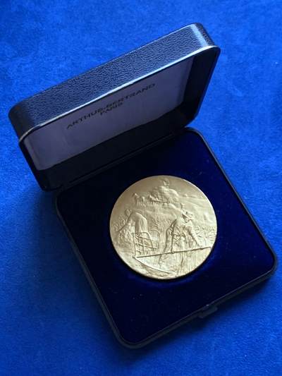 《竞宝斋》第424场 周日，周一，周二  3场连拍 （全场包邮） 法国卢瓦雷省蒙塔日市农业镀金铜章 农作细节丰富 51.2克 50mm 带盒 镀金保存很好