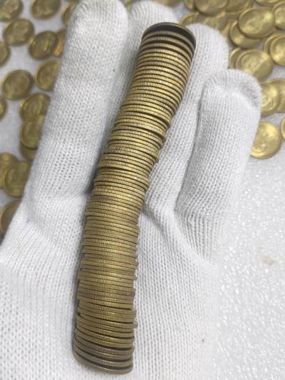 洪涛臻品批发群 精选邮票限时拍卖第1119期  8101卷拆原光20枚一组 边齿干净清爽无黑点。 币面轻微氧化如图，拍品实图，20枚一组为一拍，潜力品种，喜欢不要错过