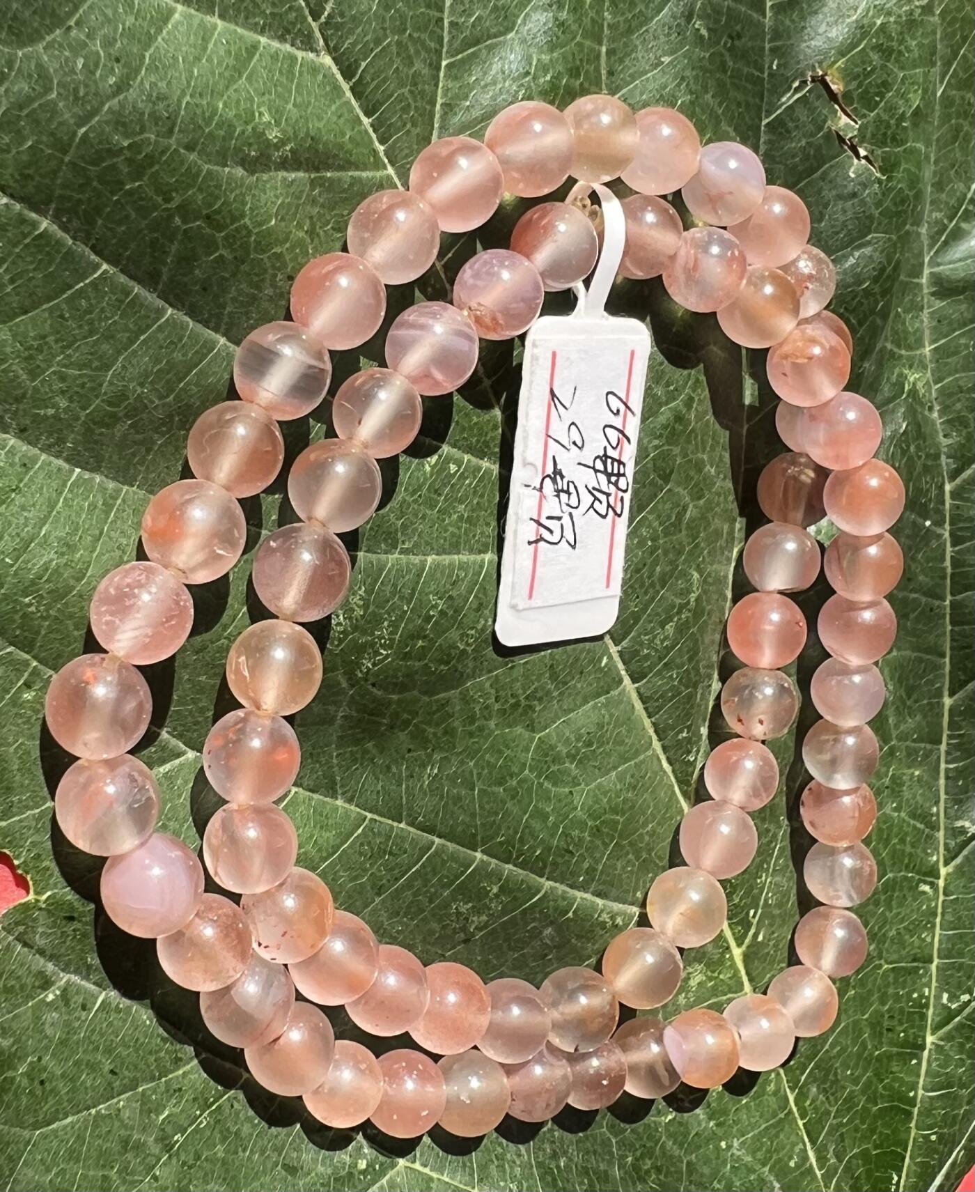 零元拍：清清爽爽粉粉嫩嫩的南红圆珠手串腕链。约24克。6.5MM/66粒