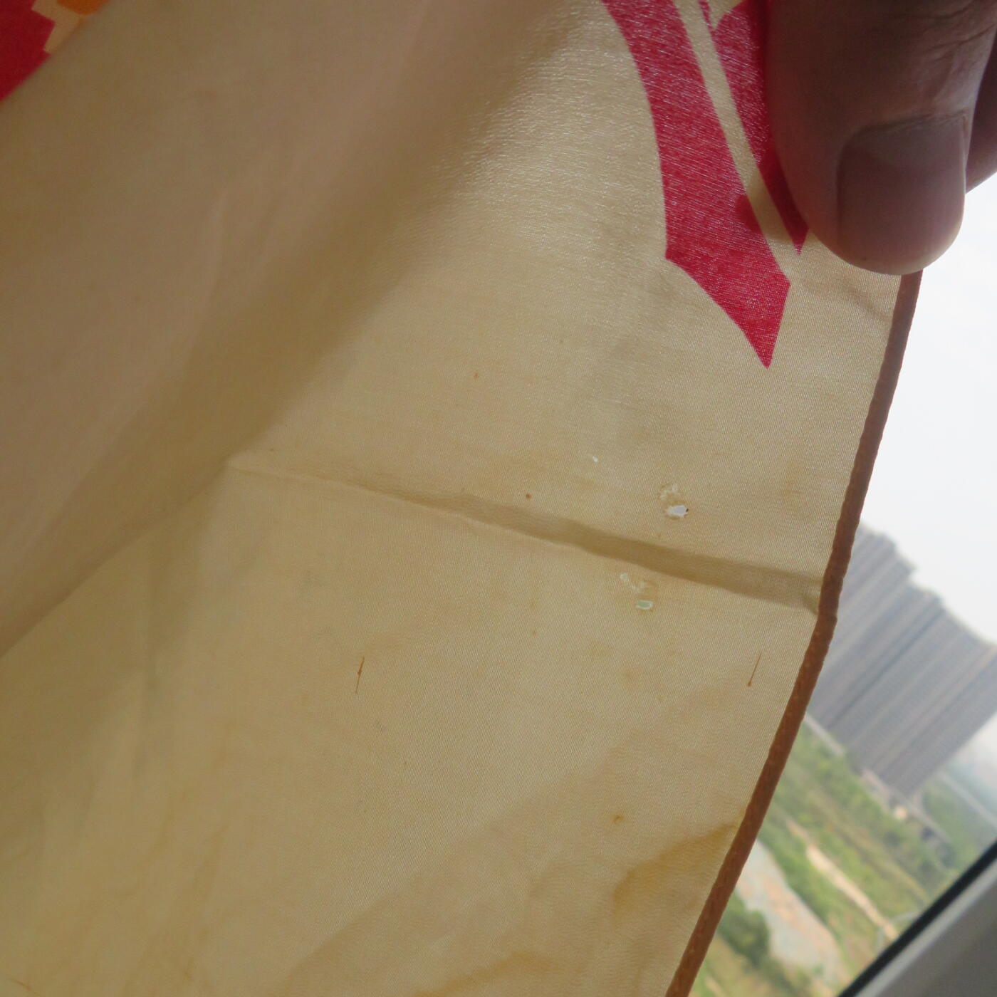 赴朝慰问团赠志愿军抗美援朝保家卫国手绢（丝质，有破洞）