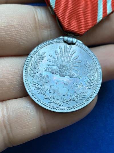 《竞宝斋》第424场 周日，周一，周二  3场连拍 （全场包邮） 两枚一组 日本早期八等瑞宝银质勋章 14.85克 + 明治二十一年赤十字银质纪念章 含绶带重约12.6克