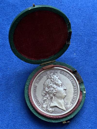 《竞宝斋》第424场 周日，周一，周二  3场连拍 （全场包邮） 法国殖民时期加拿大魁北克解放战役纪念银章 应该是1880后铸造 具体不详 丰饶角银标 38.1克 41.1mm 带盒 细节见图