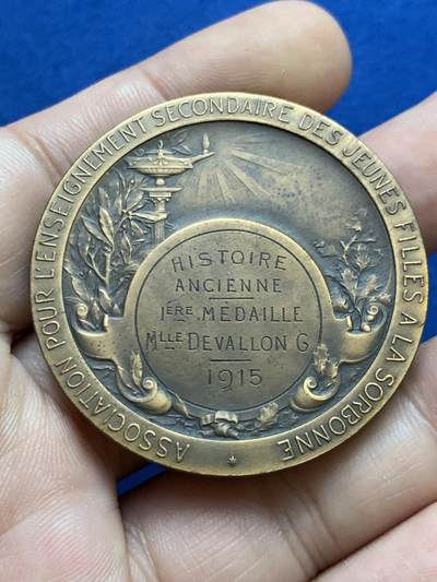 《竞宝斋》第424场 周日，周一，周二  3场连拍 （全场包邮） 巴黎索邦大学女子中等教育协会纪念铜章 53.2克 45mm 丰饶角铜标 带盒