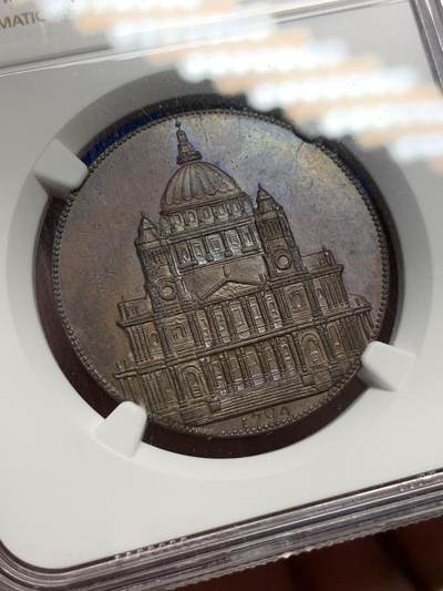 《竞宝斋》第424场 周日，周一，周二  3场连拍 （全场包邮） NGC MS63BN 英国1794年米德尔塞克斯郡1便士Token大铜币，非常漂亮的设计，正面建筑细节堪称纤毫毕现，精美程度令人叹为观止。1便士Token远比半便士少见的多