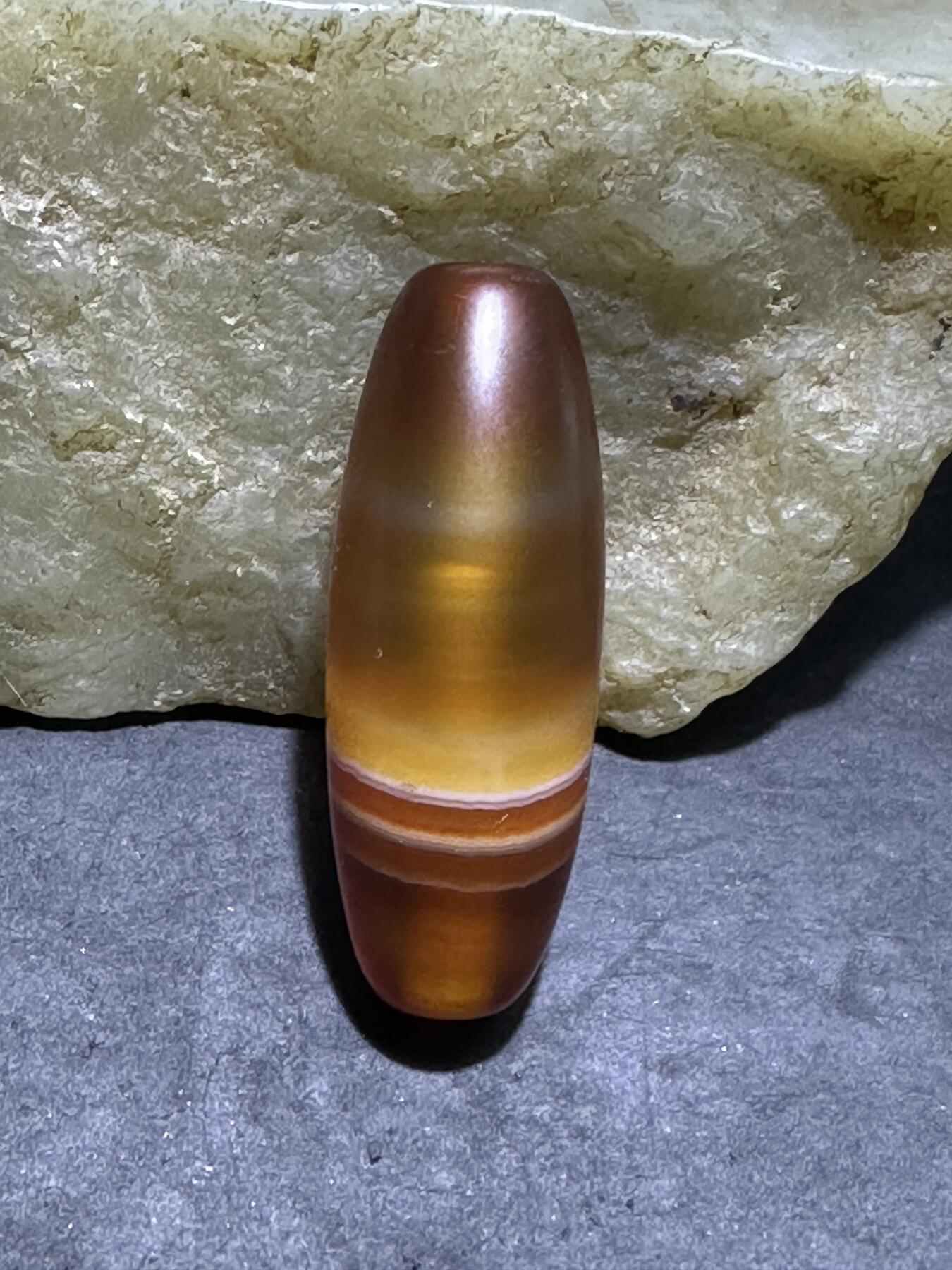 精美亚光高玉化红白双色千层纹缠丝玛瑙桶珠一颗，