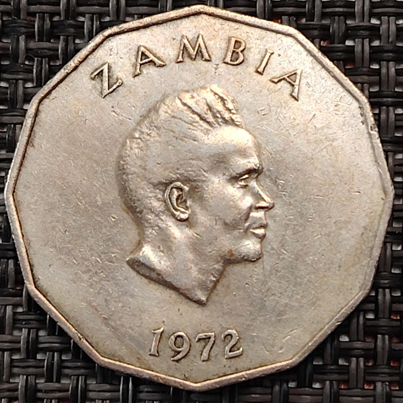 布加迪🐬～世界钱币(上海)🌾第 245 期 /  各国套币和散币 赞比亚🇿🇲 1972年 50恩韦异形纪念币 第二共和国卡翁达头像