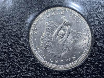 《竞宝斋》第424场 周日，周一，周二  3场连拍 （全场包邮） 马恩岛1982年西班牙世界杯克朗型纪念币一对 其中一枚是银币（925银，28.28克）