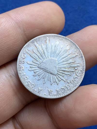 《竞宝斋》第424场 周日，周一，周二  3场连拍 （全场包邮） 1862年墨西哥瓜纳华托2里亚尔银币，瓜纳华托/Go铸造。验金师名缩写Y/F。少见面值和造币厂！数据约：6.6克，26.8毫米。状态如图，整体相对保存不错。细节见图