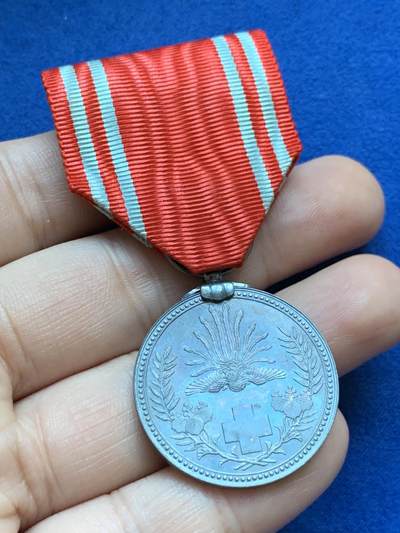 《竞宝斋》第424场 周日，周一，周二  3场连拍 （全场包邮） 两枚一组 日本早期八等瑞宝银质勋章 14.85克 + 明治二十一年赤十字银质纪念章 含绶带重约12.6克