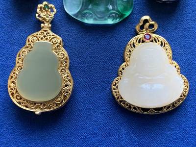 《竞宝斋》第424场 周日，周一，周二  3场连拍 （全场包邮） 5枚翡翠玉石镶嵌吊坠，镶嵌物属于合金，总重量约46克，品种细节自辨。