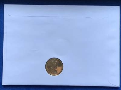 《竞宝斋》第424场 周日，周一，周二  3场连拍 （全场包邮） 英国2002年伊丽莎白二世女王登基50周年金禧纪念限量邮币封。同题材2002年英国5英镑克朗纪念币。超大设计。