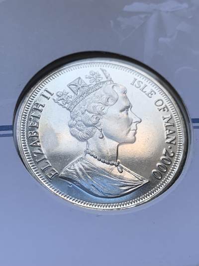 《竞宝斋》第424场 周日，周一，周二  3场连拍 （全场包邮） 英国马恩岛2000年英国空中保卫战60周年纪念，镶嵌马恩岛同年同款纪念克朗币。军史题材，核心事件，超大幅代入式设计。