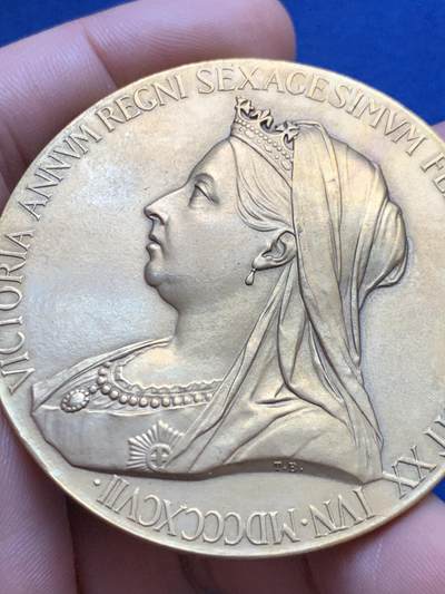 《竞宝斋》第424场 周日，周一，周二  3场连拍 （全场包邮） 英国1897年维多利亚加冕60周年大铜章，少见镀金，75.2克，55.5mm。