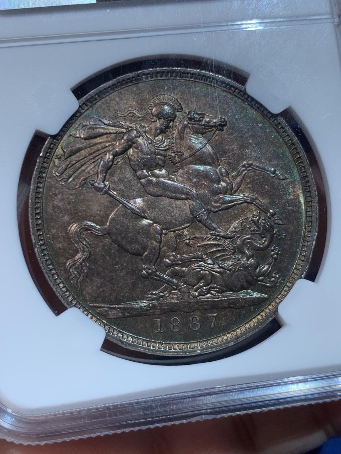 《竞宝斋》第424场 周日，周一，周二  3场连拍 （全场包邮） NGC MS62 英国1887维多利亚高冠马剑银币 兼具酱彩味道和丝滑转光，远超白币的观感