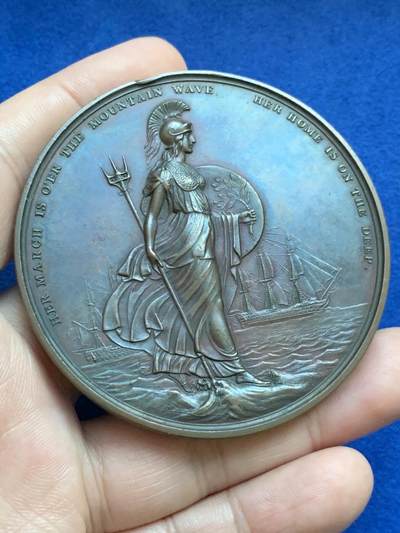 《竞宝斋》第424场 周日，周一，周二  3场连拍 （全场包邮） 英国 1827 克拉伦斯公爵（即后来的威廉四世）就任海军大臣纪念大铜章 行走在海中的不列颠妮娅 64.5mm 121.5g 目录：Eimer 1192，BHM 1296 作者J.Henning Sr