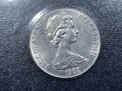 《竞宝斋》第424场 周日，周一，周二  3场连拍 （全场包邮） 马恩岛1982年西班牙世界杯克朗型纪念币一对 其中一枚是银币（925银，28.28克）