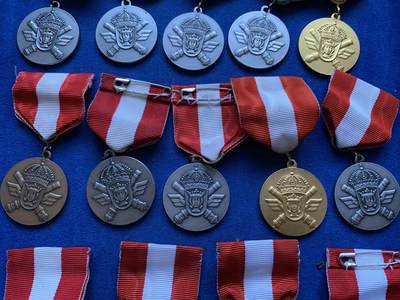 《竞宝斋》第424场 周日，周一，周二  3场连拍 （全场包邮） 瑞典射击节奖章，全部14枚，单个直径约30.7mm，总重约243.2克，细节见图。