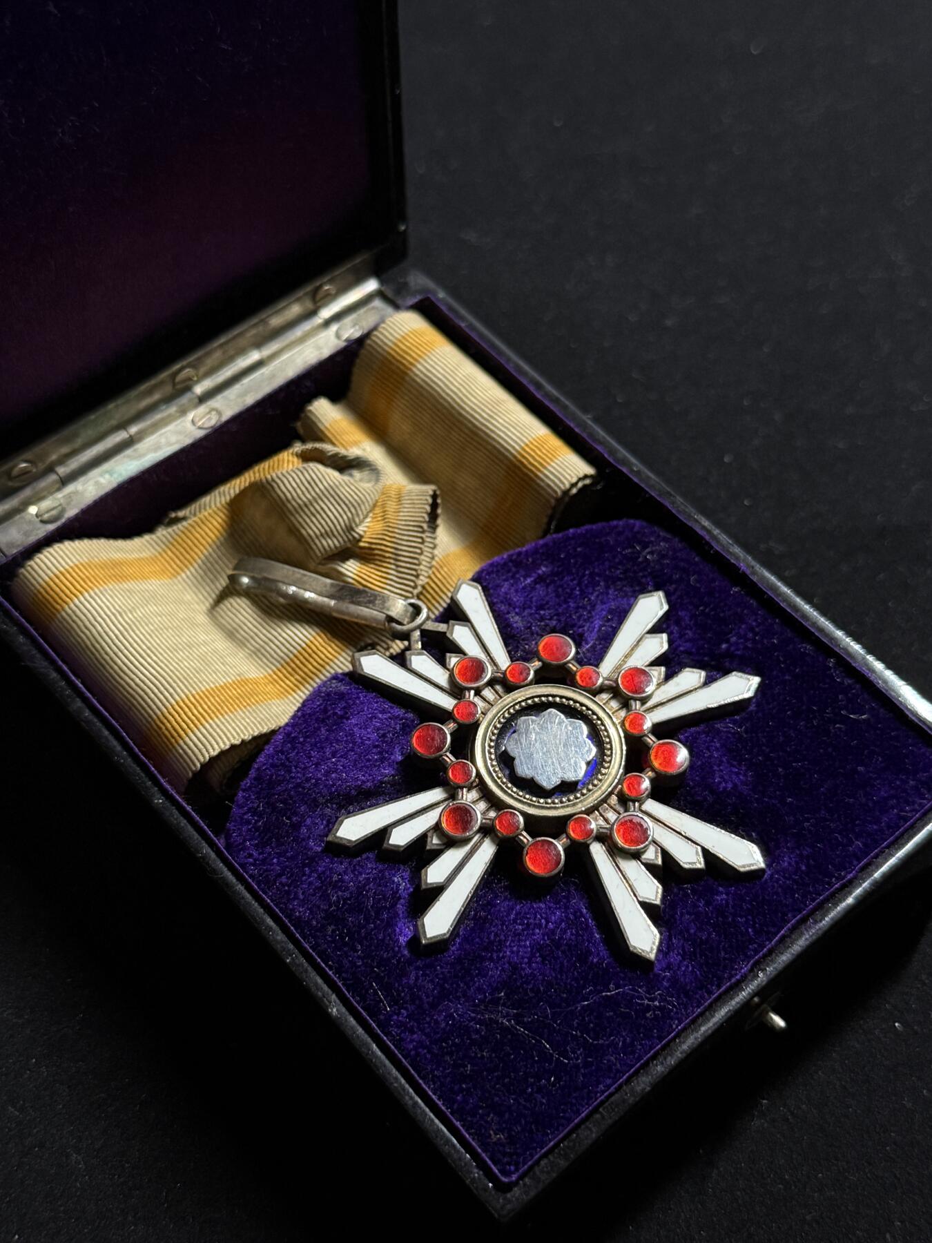 双节同庆！铭记历史！以史为鉴！戎马世界章牌大赏第106期 铭记历史，勿忘国耻！勋三等瑞宝章